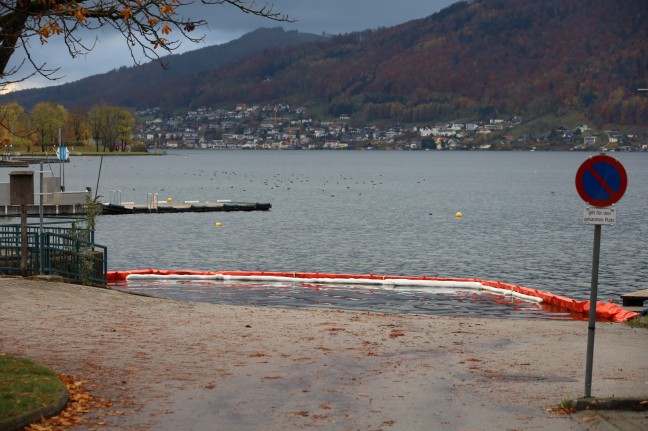 Gewsserverunreinigung im Traunsee durch ausgetretenes l im Ortszentrum von Altmnster