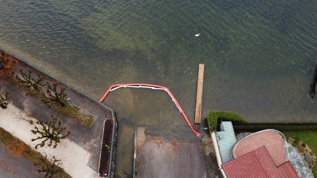 Gewsserverunreinigung im Traunsee durch ausgetretenes l im Ortszentrum von Altmnster