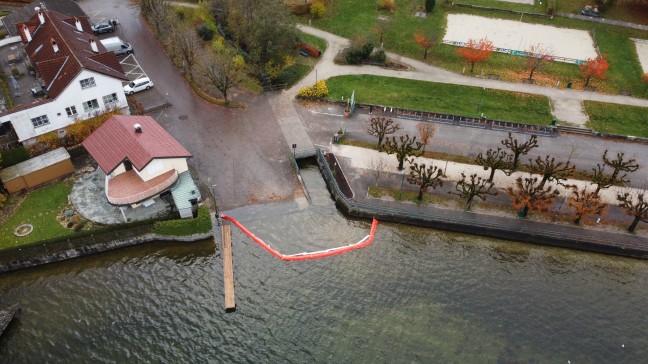 Gewsserverunreinigung im Traunsee durch ausgetretenes l im Ortszentrum von Altmnster