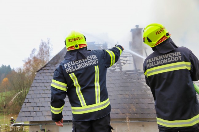 Zwlf Feuerwehren bei ausgedehntem Dachstuhlbrand in Zwettl an der Rodl im Einsatz