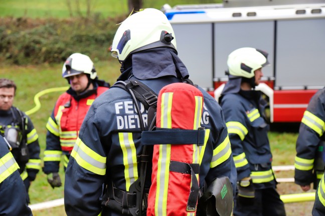 Zwlf Feuerwehren bei ausgedehntem Dachstuhlbrand in Zwettl an der Rodl im Einsatz