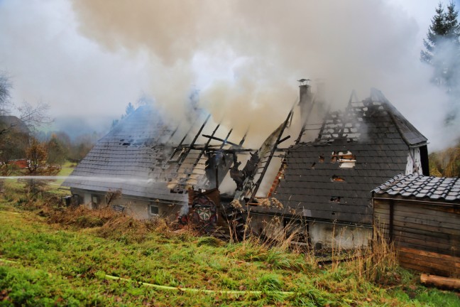 Zwlf Feuerwehren bei ausgedehntem Dachstuhlbrand in Zwettl an der Rodl im Einsatz