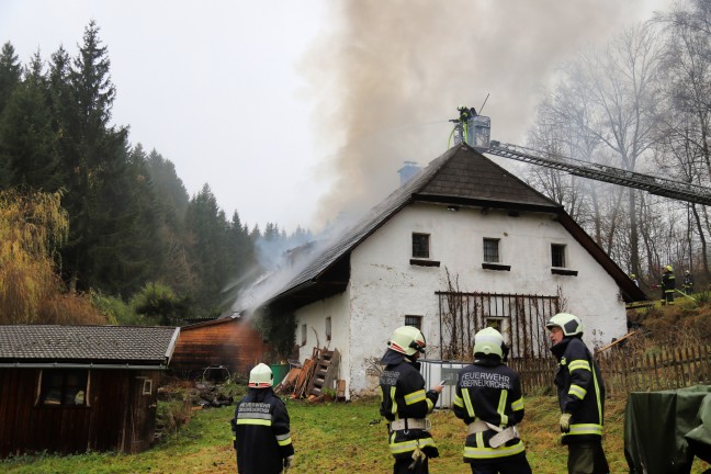 Zwlf Feuerwehren bei ausgedehntem Dachstuhlbrand in Zwettl an der Rodl im Einsatz