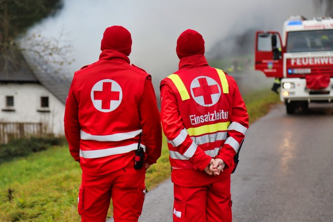 Zwlf Feuerwehren bei ausgedehntem Dachstuhlbrand in Zwettl an der Rodl im Einsatz