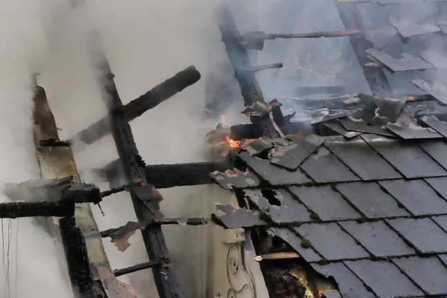 Zwlf Feuerwehren bei ausgedehntem Dachstuhlbrand in Zwettl an der Rodl im Einsatz