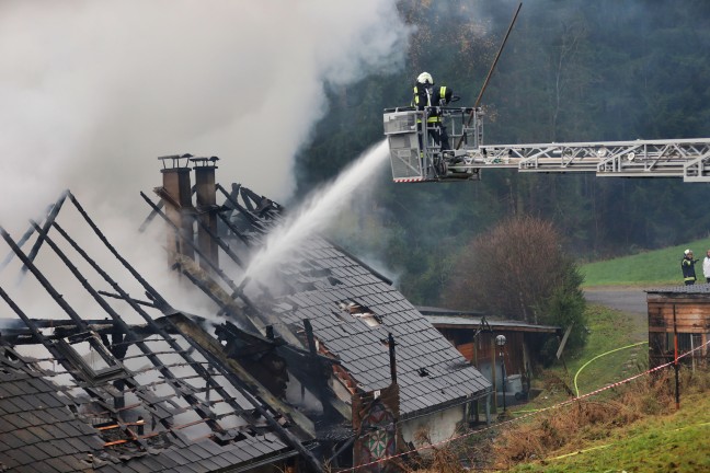 Zwlf Feuerwehren bei ausgedehntem Dachstuhlbrand in Zwettl an der Rodl im Einsatz