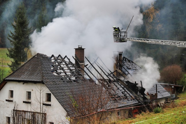 Zwlf Feuerwehren bei ausgedehntem Dachstuhlbrand in Zwettl an der Rodl im Einsatz