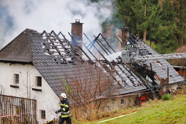 Zwlf Feuerwehren bei ausgedehntem Dachstuhlbrand in Zwettl an der Rodl im Einsatz