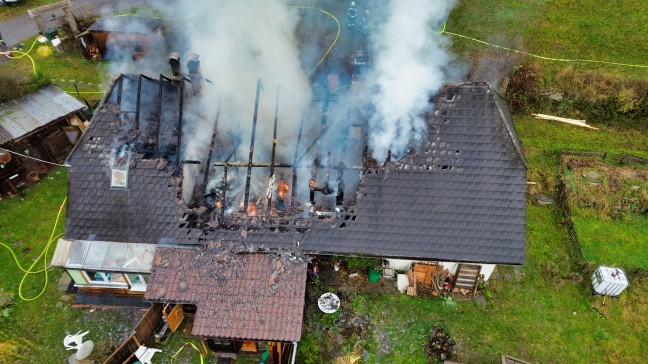 Zwlf Feuerwehren bei ausgedehntem Dachstuhlbrand in Zwettl an der Rodl im Einsatz