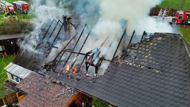 Zwlf Feuerwehren bei ausgedehntem Dachstuhlbrand in Zwettl an der Rodl im Einsatz