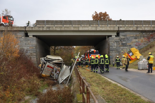 LKW-Sattelzug bei Unfall auf Westautobahn in Linz-Ebelsberg von Unterfhrung in Bach gestrzt