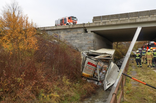 LKW-Sattelzug bei Unfall auf Westautobahn in Linz-Ebelsberg von Unterfhrung in Bach gestrzt