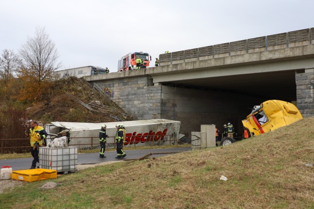 LKW-Sattelzug bei Unfall auf Westautobahn in Linz-Ebelsberg von Unterfhrung in Bach gestrzt