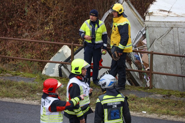 LKW-Sattelzug bei Unfall auf Westautobahn in Linz-Ebelsberg von Unterfhrung in Bach gestrzt