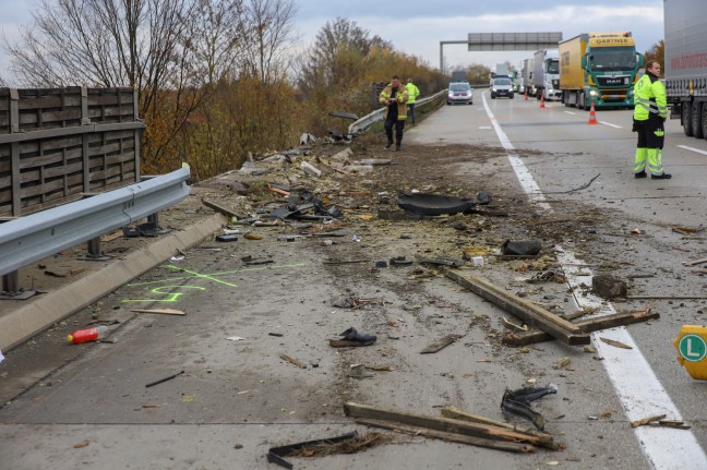 LKW-Sattelzug bei Unfall auf Westautobahn in Linz-Ebelsberg von Unterfhrung in Bach gestrzt