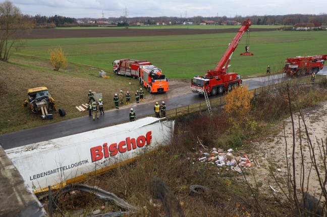 LKW-Sattelzug bei Unfall auf Westautobahn in Linz-Ebelsberg von Unterfhrung in Bach gestrzt