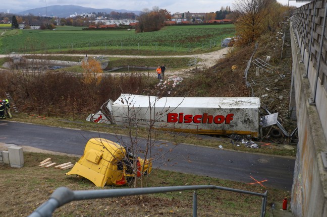 LKW-Sattelzug bei Unfall auf Westautobahn in Linz-Ebelsberg von Unterfhrung in Bach gestrzt