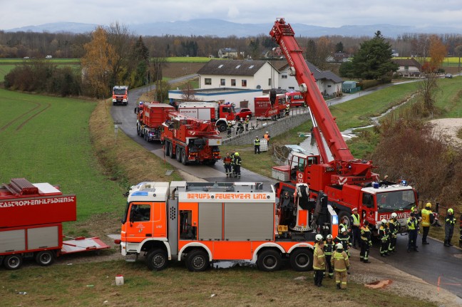 LKW-Sattelzug bei Unfall auf Westautobahn in Linz-Ebelsberg von Unterfhrung in Bach gestrzt