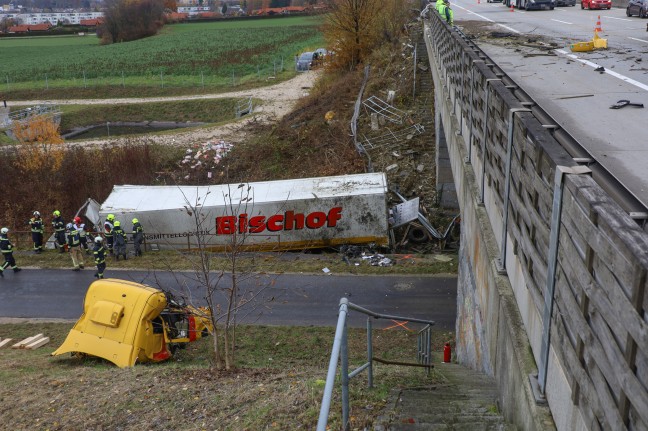 LKW-Sattelzug bei Unfall auf Westautobahn in Linz-Ebelsberg von Unterfhrung in Bach gestrzt