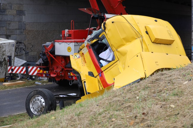 LKW-Sattelzug bei Unfall auf Westautobahn in Linz-Ebelsberg von Unterfhrung in Bach gestrzt