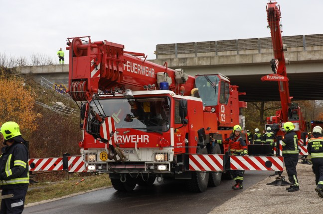 LKW-Sattelzug bei Unfall auf Westautobahn in Linz-Ebelsberg von Unterfhrung in Bach gestrzt