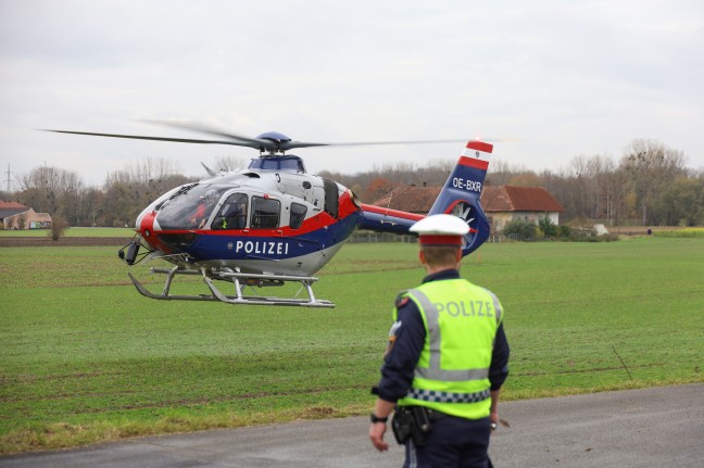 LKW-Sattelzug bei Unfall auf Westautobahn in Linz-Ebelsberg von Unterfhrung in Bach gestrzt