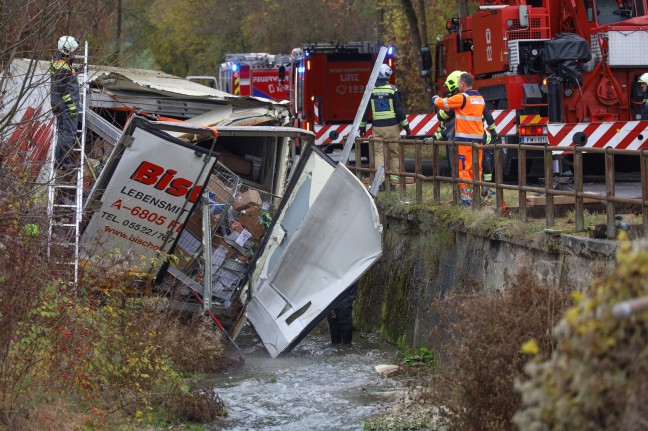 LKW-Sattelzug bei Unfall auf Westautobahn in Linz-Ebelsberg von Unterfhrung in Bach gestrzt