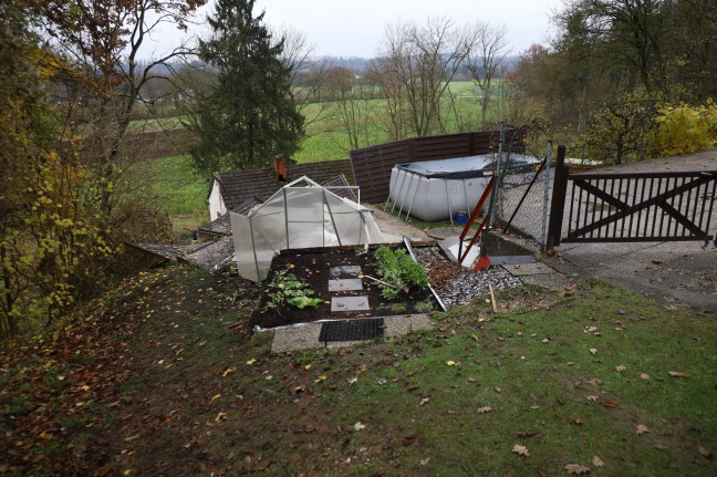 Drogenlenker donnert nachts mit Auto in Garten eines Wohnhauses in Edt bei Lambach