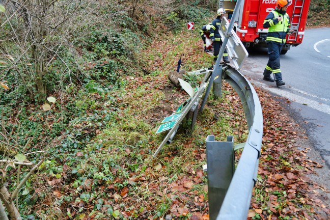 Junger Lenker mit PKW bei Verkehrsunfall in Altenberg bei Linz in Bach gestrzt