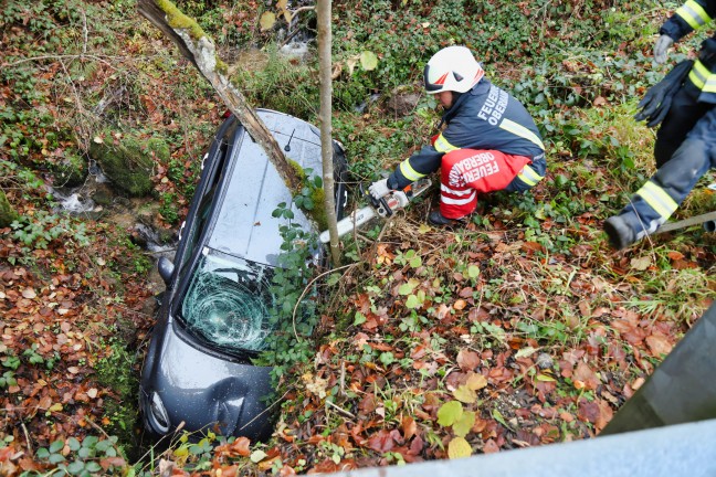 Junger Lenker mit PKW bei Verkehrsunfall in Altenberg bei Linz in Bach gestrzt