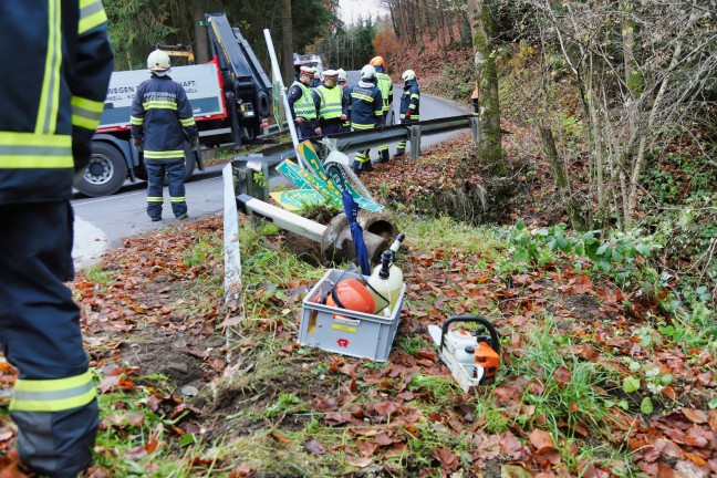 Junger Lenker mit PKW bei Verkehrsunfall in Altenberg bei Linz in Bach gestrzt