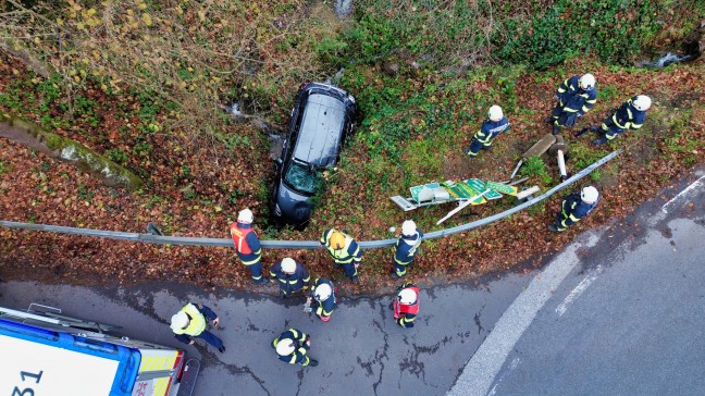 Junger Lenker mit PKW bei Verkehrsunfall in Altenberg bei Linz in Bach gestrzt