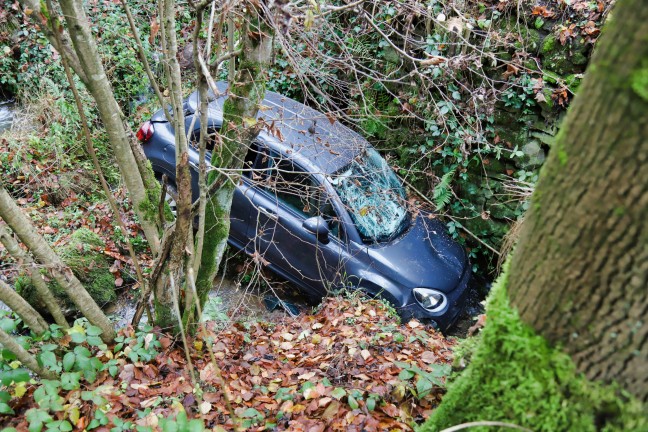 Junger Lenker mit PKW bei Verkehrsunfall in Altenberg bei Linz in Bach gestrzt