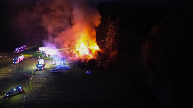 Dachstuhl in Flammen: Zwlf Feuerwehren bei Wohnhausbrand in Grnbach im Einsatz