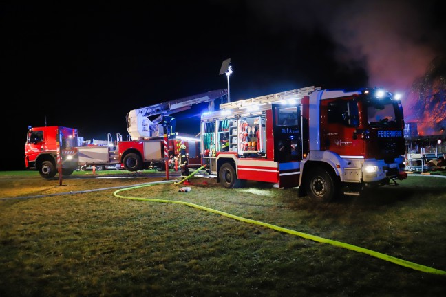 Dachstuhl in Flammen: Zwlf Feuerwehren bei Wohnhausbrand in Grnbach im Einsatz