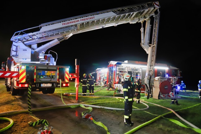 Dachstuhl in Flammen: Zwlf Feuerwehren bei Wohnhausbrand in Grnbach im Einsatz