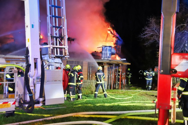 Dachstuhl in Flammen: Zwlf Feuerwehren bei Wohnhausbrand in Grnbach im Einsatz