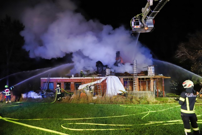 Dachstuhl in Flammen: Zwlf Feuerwehren bei Wohnhausbrand in Grnbach im Einsatz