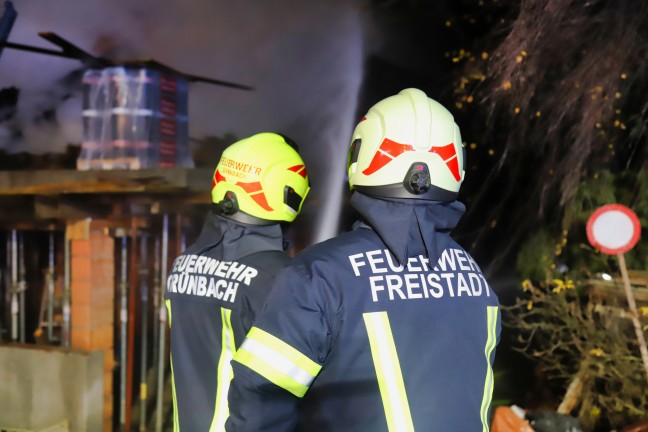 Dachstuhl in Flammen: Zwlf Feuerwehren bei Wohnhausbrand in Grnbach im Einsatz