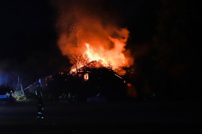 Dachstuhl in Flammen: Zwlf Feuerwehren bei Wohnhausbrand in Grnbach im Einsatz