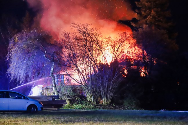 Dachstuhl in Flammen: Zwlf Feuerwehren bei Wohnhausbrand in Grnbach im Einsatz