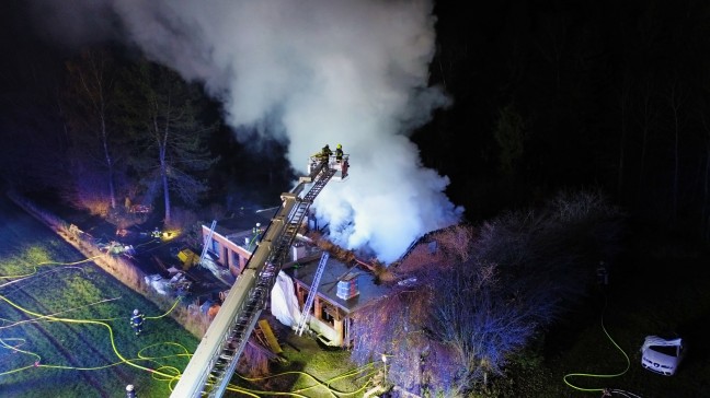 Dachstuhl in Flammen: Zwlf Feuerwehren bei Wohnhausbrand in Grnbach im Einsatz