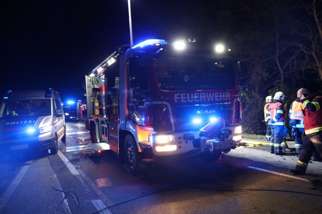 Person nach Frontalcrash auf Wiener Strae in Wels-Waidhausen schwer im Unfallwrack eingeklemmt