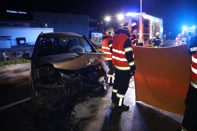 Person nach Frontalcrash auf Wiener Strae in Wels-Waidhausen schwer im Unfallwrack eingeklemmt