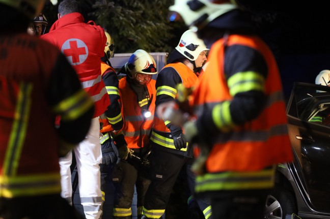 Person nach Frontalcrash auf Wiener Strae in Wels-Waidhausen schwer im Unfallwrack eingeklemmt