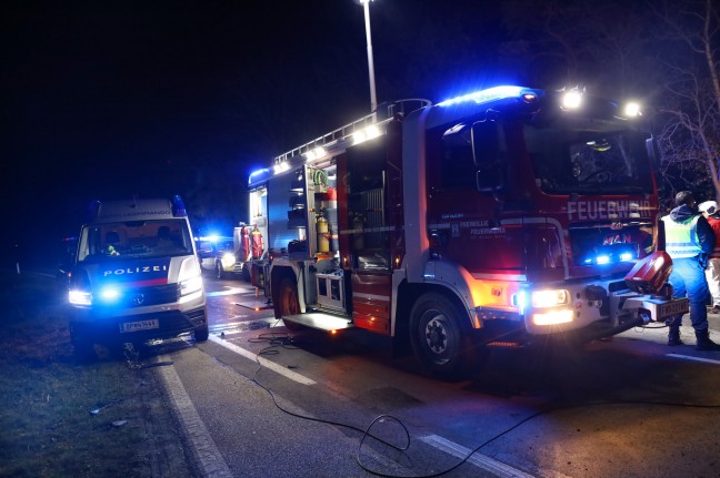 Person nach Frontalcrash auf Wiener Strae in Wels-Waidhausen schwer im Unfallwrack eingeklemmt