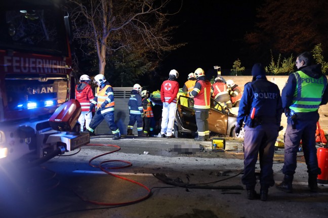 Person nach Frontalcrash auf Wiener Strae in Wels-Waidhausen schwer im Unfallwrack eingeklemmt