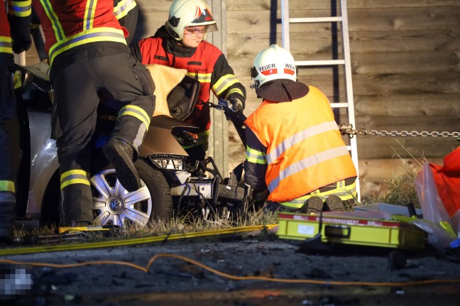 Person nach Frontalcrash auf Wiener Strae in Wels-Waidhausen schwer im Unfallwrack eingeklemmt