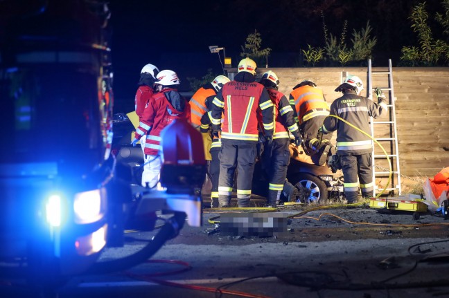 Person nach Frontalcrash auf Wiener Strae in Wels-Waidhausen schwer im Unfallwrack eingeklemmt