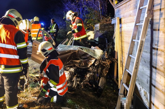 Person nach Frontalcrash auf Wiener Strae in Wels-Waidhausen schwer im Unfallwrack eingeklemmt